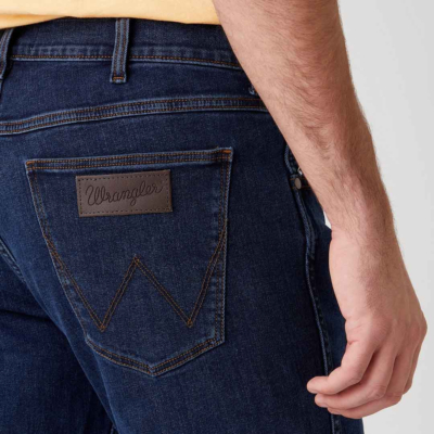 WRANGLER Greensboro Jeans in Moonlight River (back pocket)
