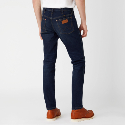 WRANGLER Larston Jeans Slim Tapered for Men in Western Skies (W18S59366)
