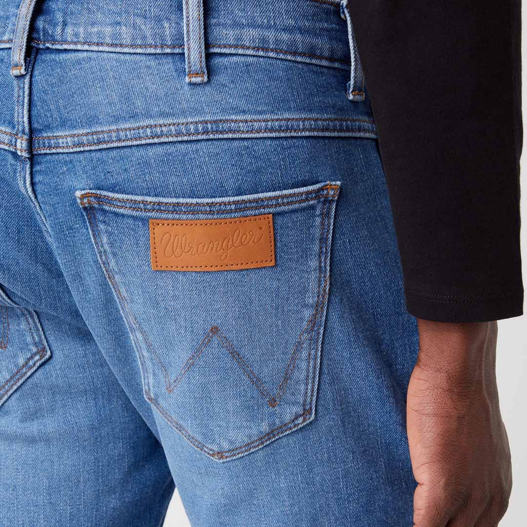Wrangler Larston Jeans Slim Tapered - New Favorite (W18SJX21Y/ label patch) 